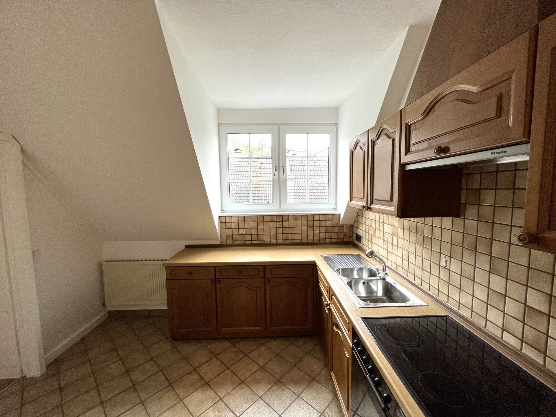 Oberhundem: 2-ZKB-Dachgeschosswohnung provisionsfrei zu vermieten (Terrasse mgl.)