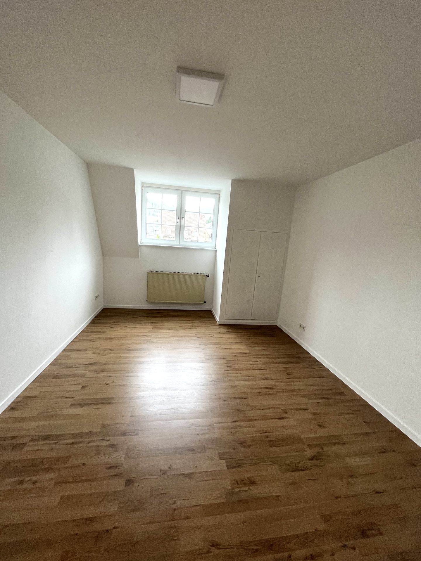 Oberhundem: 2-ZKB-Dachgeschosswohnung provisionsfrei zu vermieten (Terrasse mgl.)