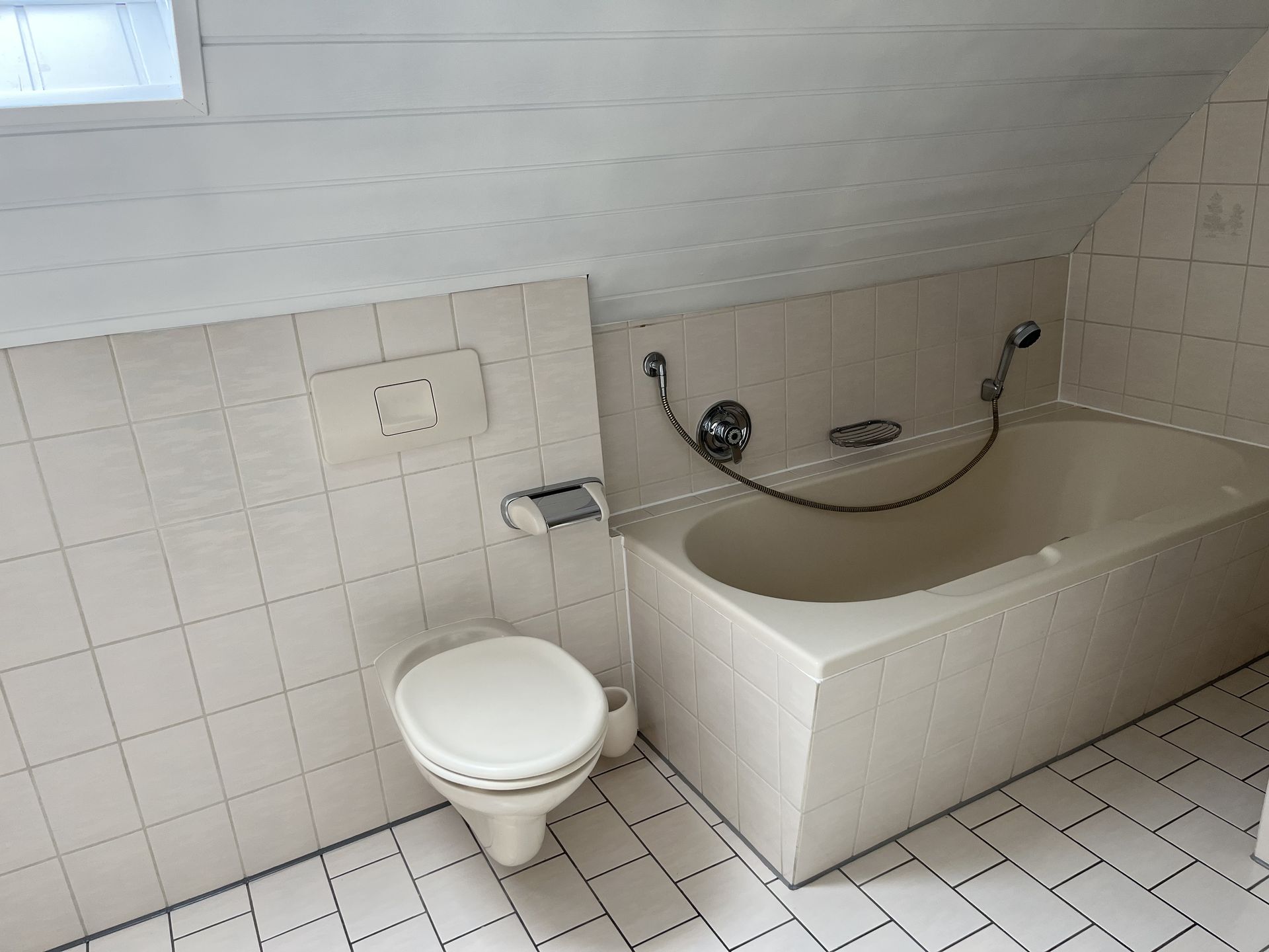 Oberhundem: 2-ZKB-Dachgeschosswohnung provisionsfrei zu vermieten (Terrasse mgl.)