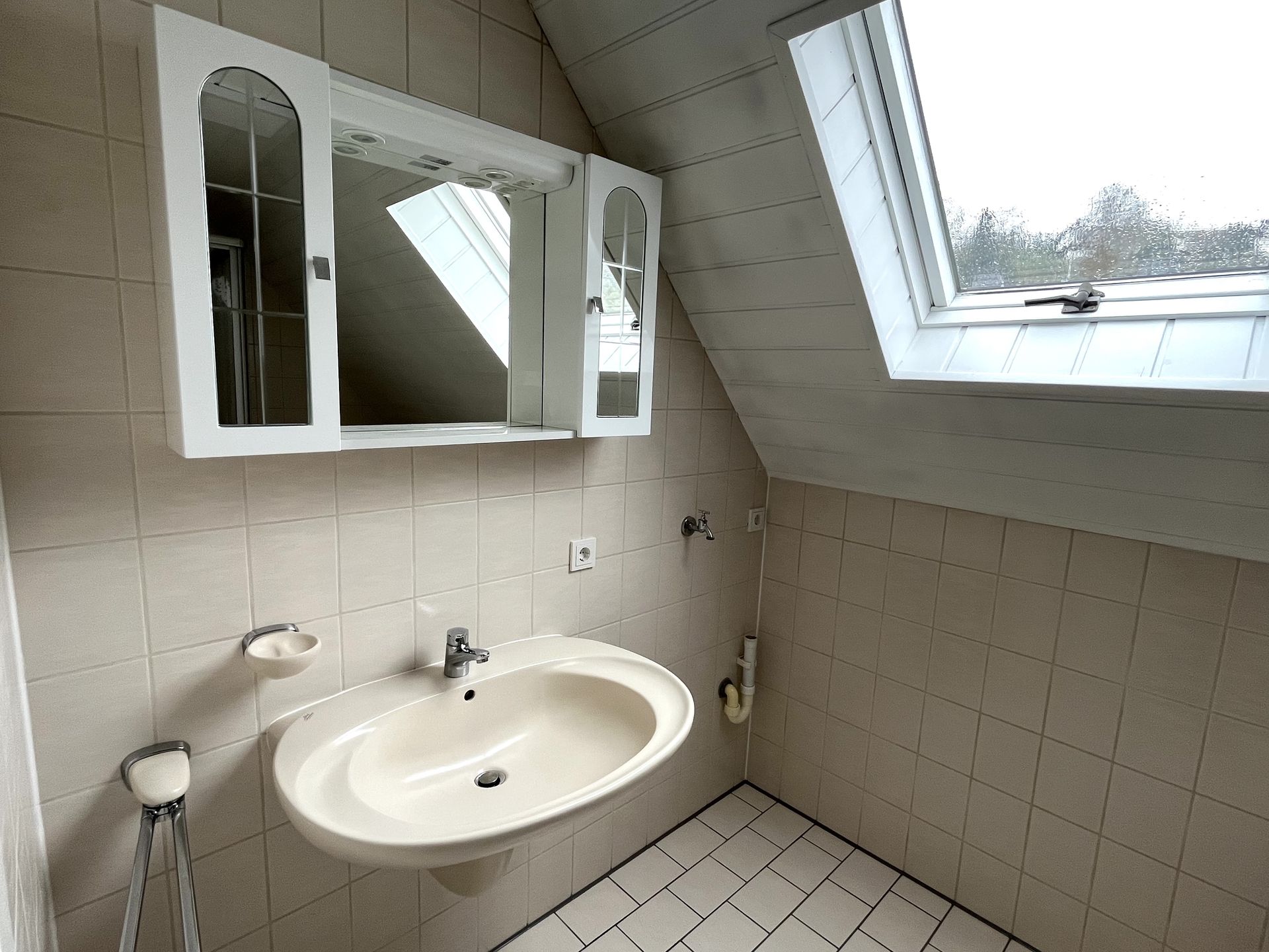 Oberhundem: 2-ZKB-Dachgeschosswohnung provisionsfrei zu vermieten (Terrasse mgl.)