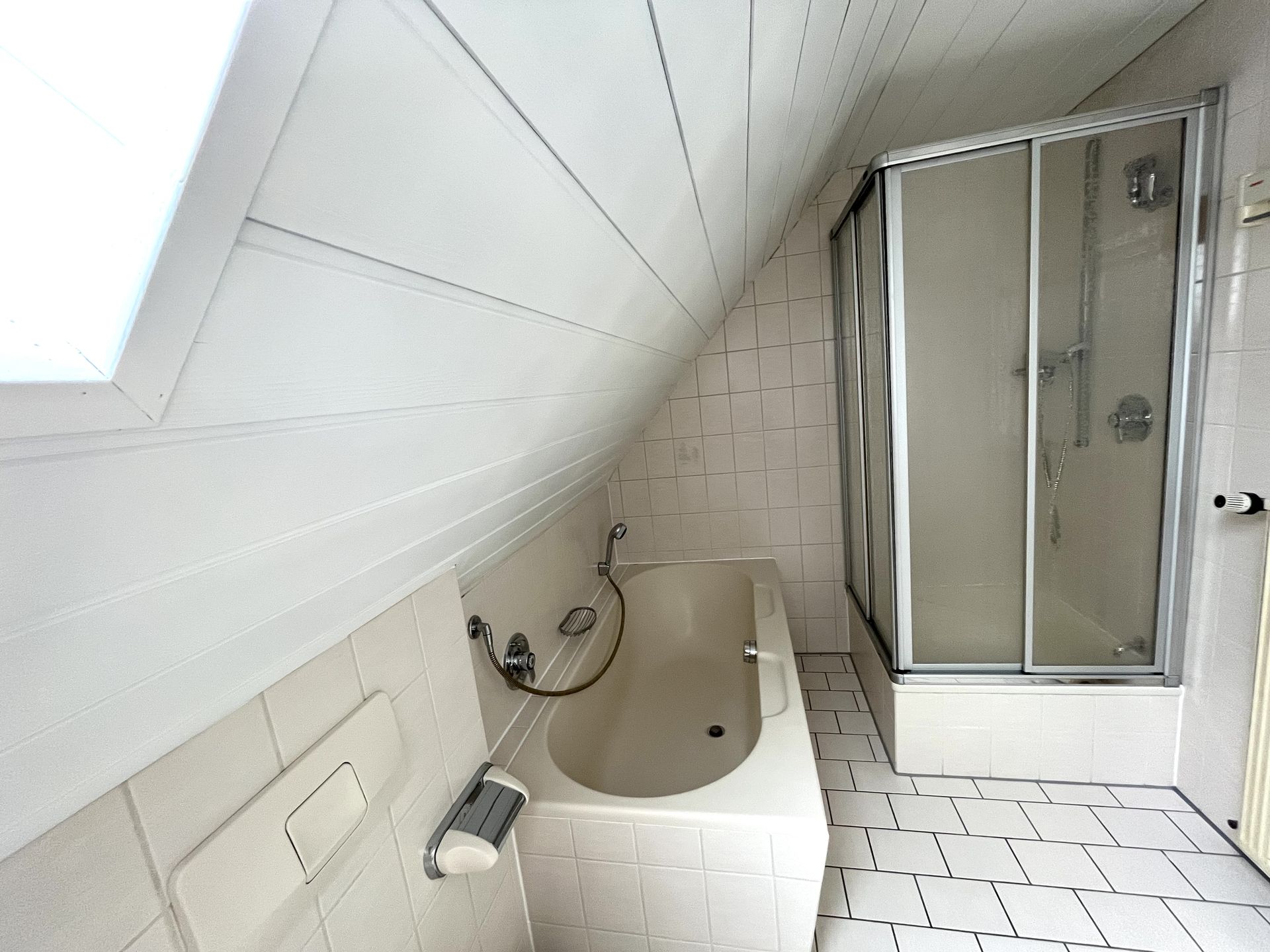 Oberhundem: 2-ZKB-Dachgeschosswohnung provisionsfrei zu vermieten (Terrasse mgl.)